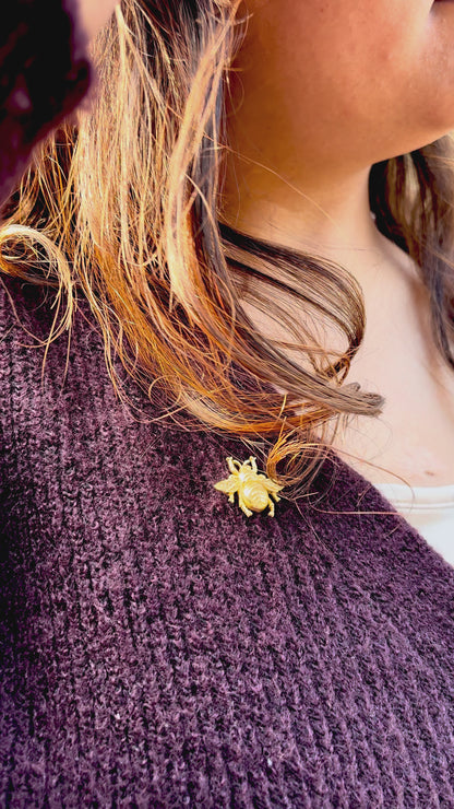 Bumble Bee Brooch Button